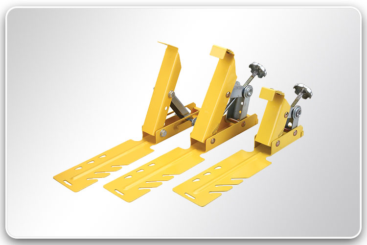 Features of adjustable roof brackets include
